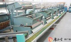 <b>”梅溪镇铜座村村平易近伍梅珍手中不断忙活地</b>